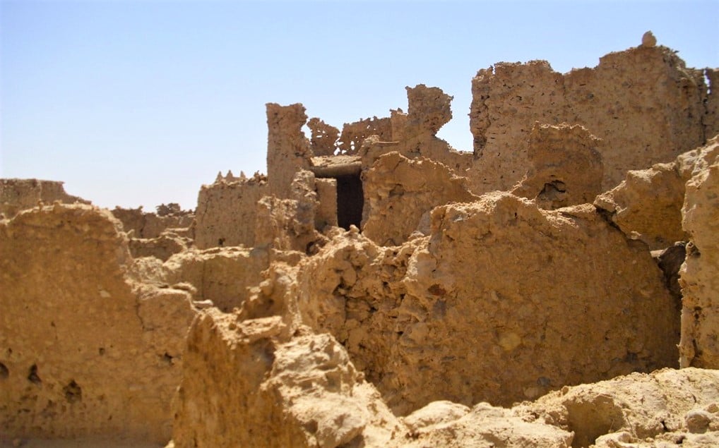 اطلال البلدة الاثرية - قارة ام الصغير