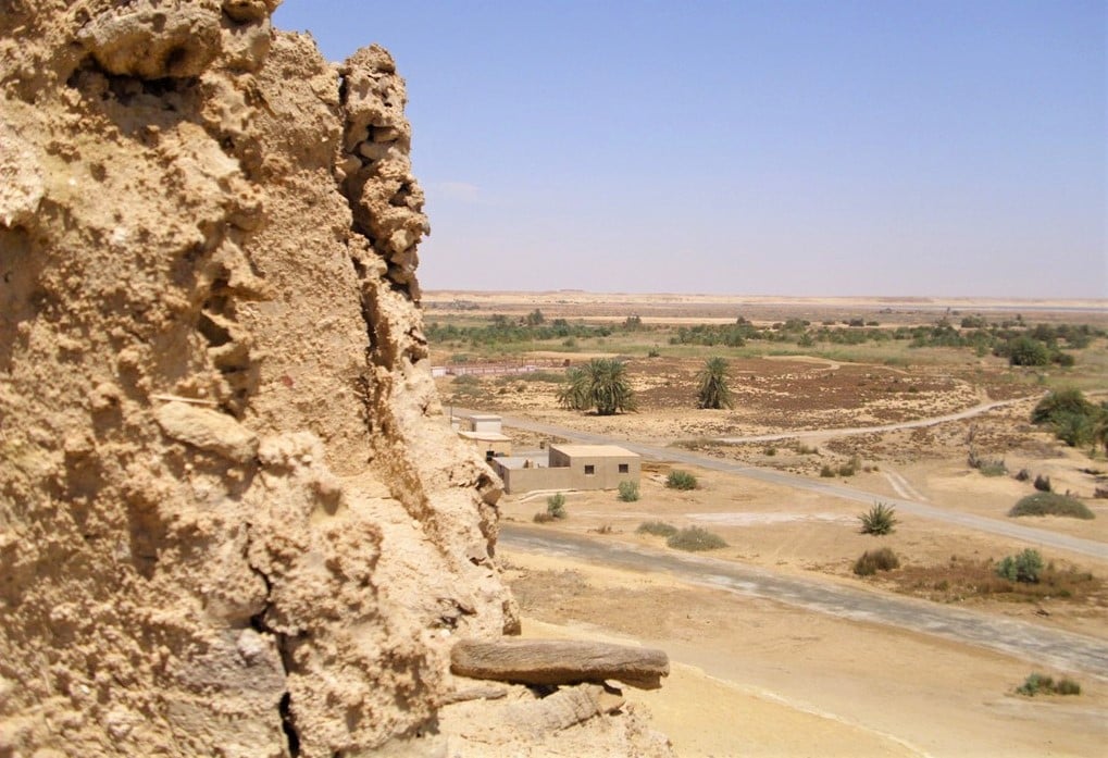 قارة ام الصغير من اعلى حصنها الاثري