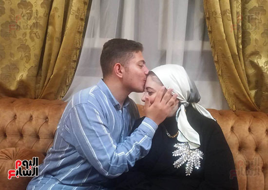 محمود-يقبل-رأس-والدته