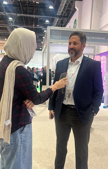 الدكتور تامر عباس مع محررة اليوم السابع