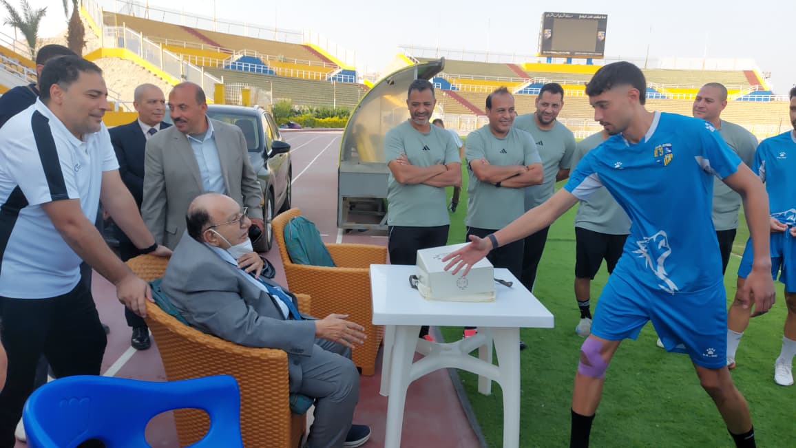 استقبال خاص من لاعبي المقاولون لمحمد عادل