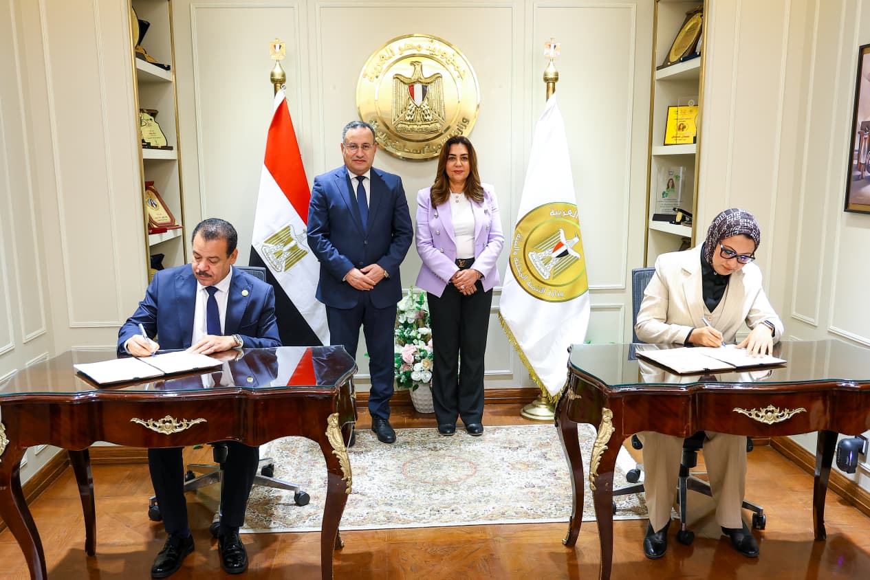 خلال توقيع بروتوكول تعاون بين وزير التنمية المحلية والبيئة والتعليم العالى