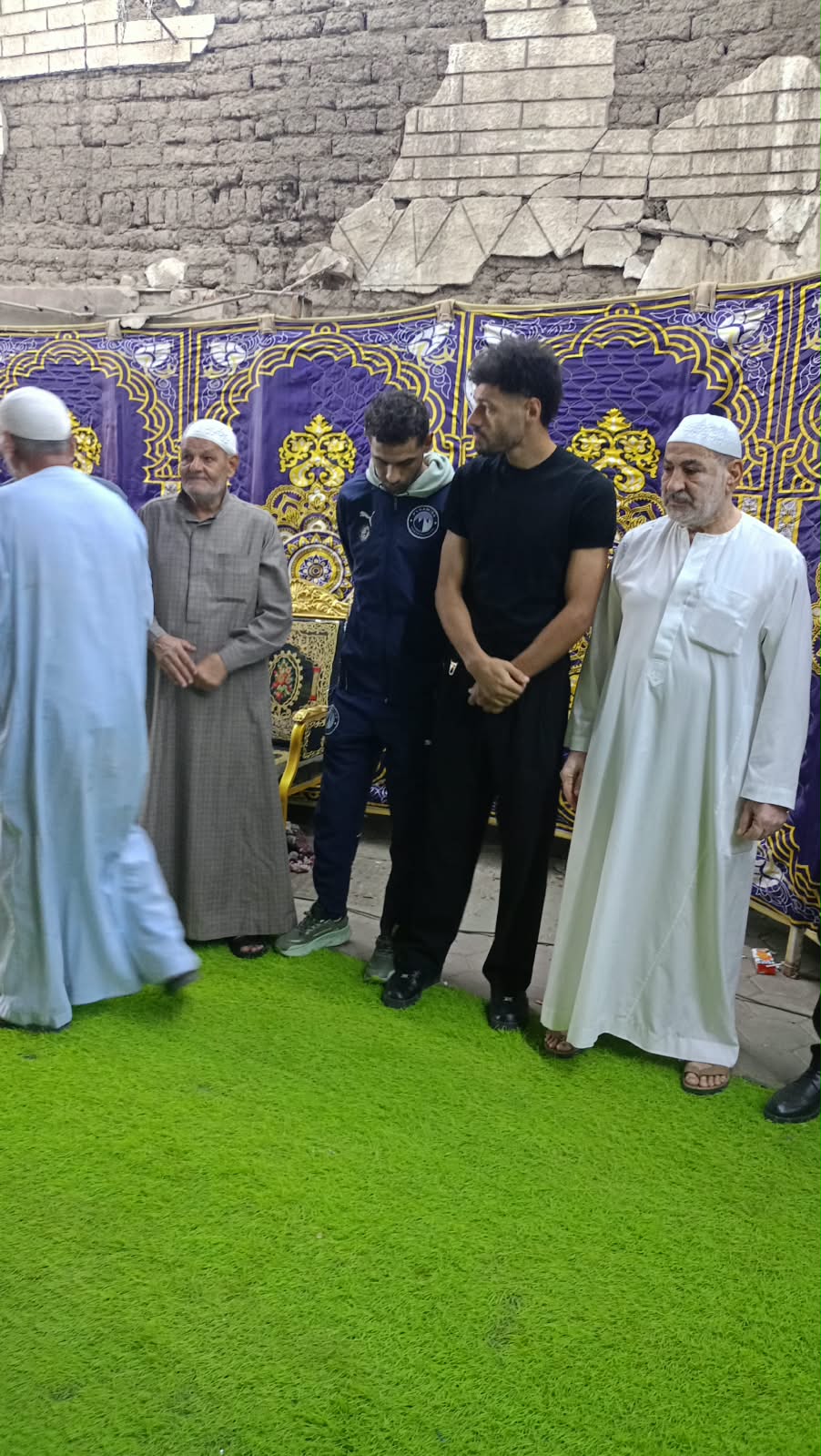 اللاعب يتلقى العزاء