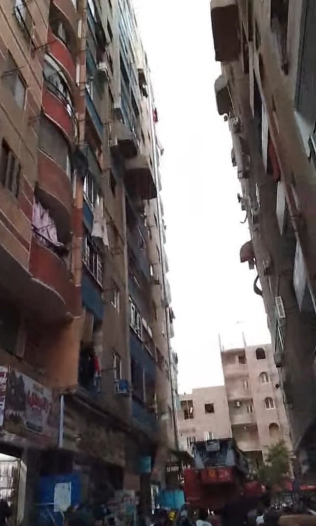 محاولة شاب القفز من عقار بالمنيب (2)
