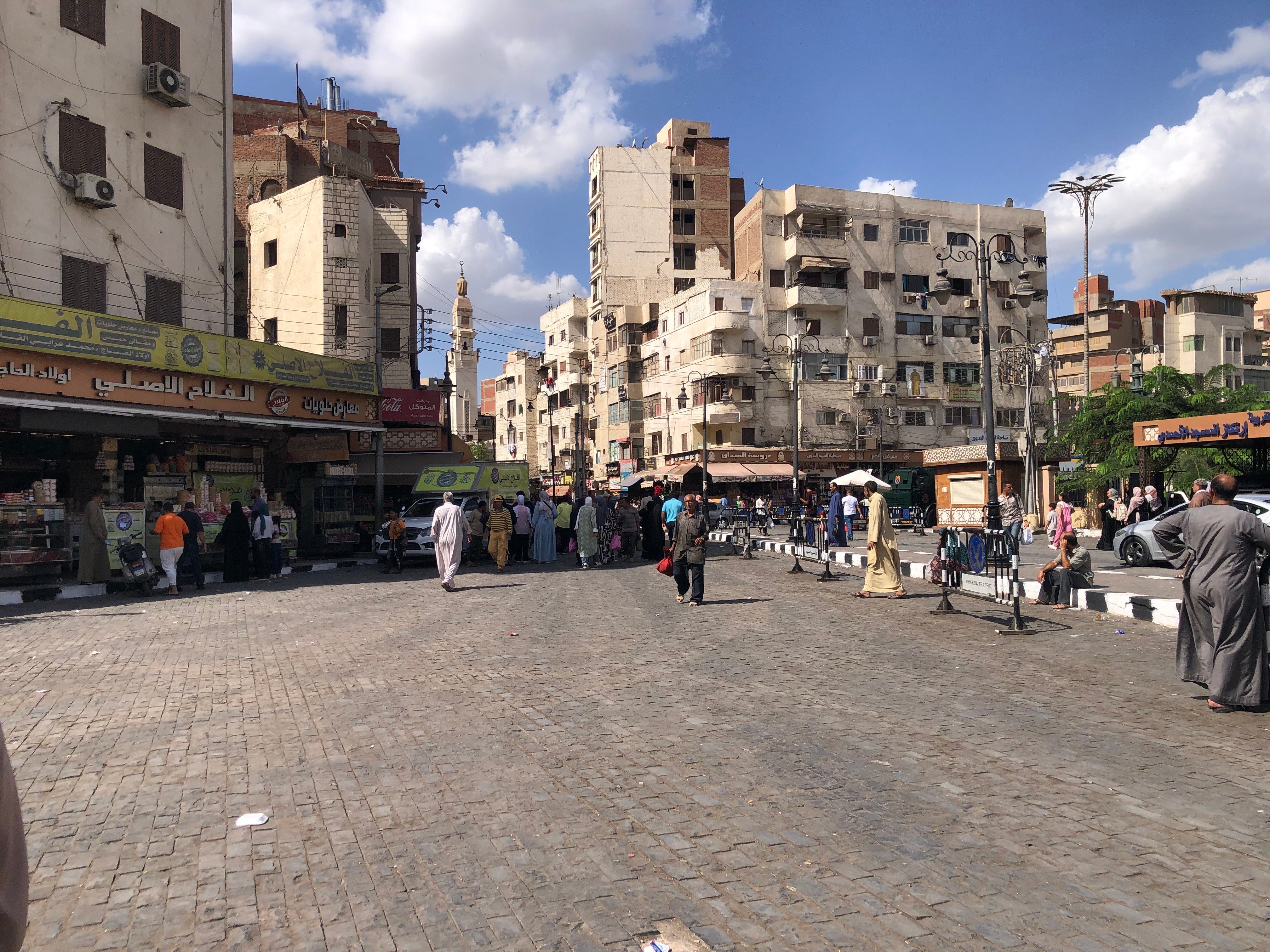 تجهيز المسجد وساحته الخارجية لاستقبال آلاف المريدين