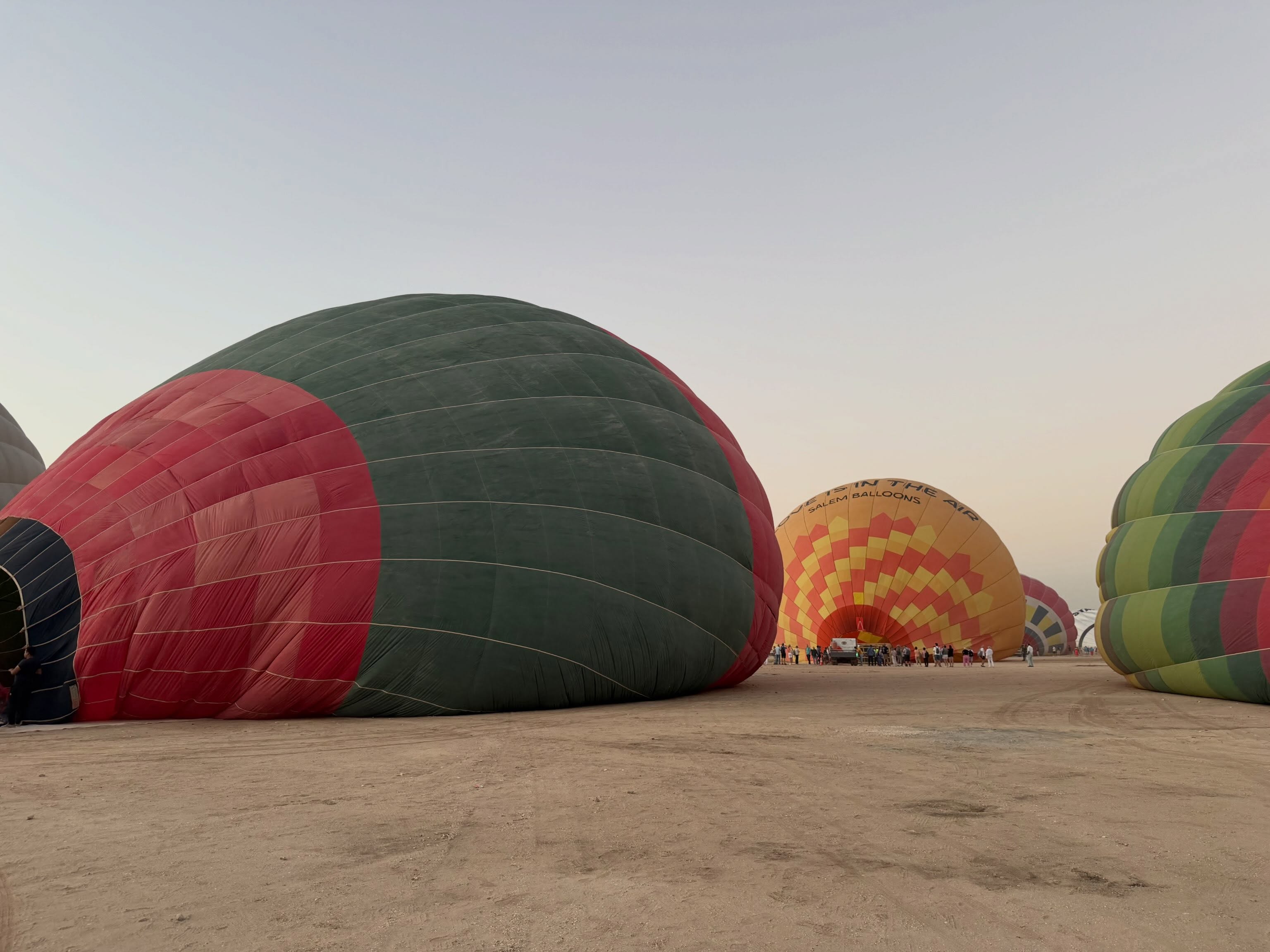 تجهيز البالونات للتحليق فى سماء البر الغربى تجهيز البالونات للتحليق فى سماء البر الغربى
