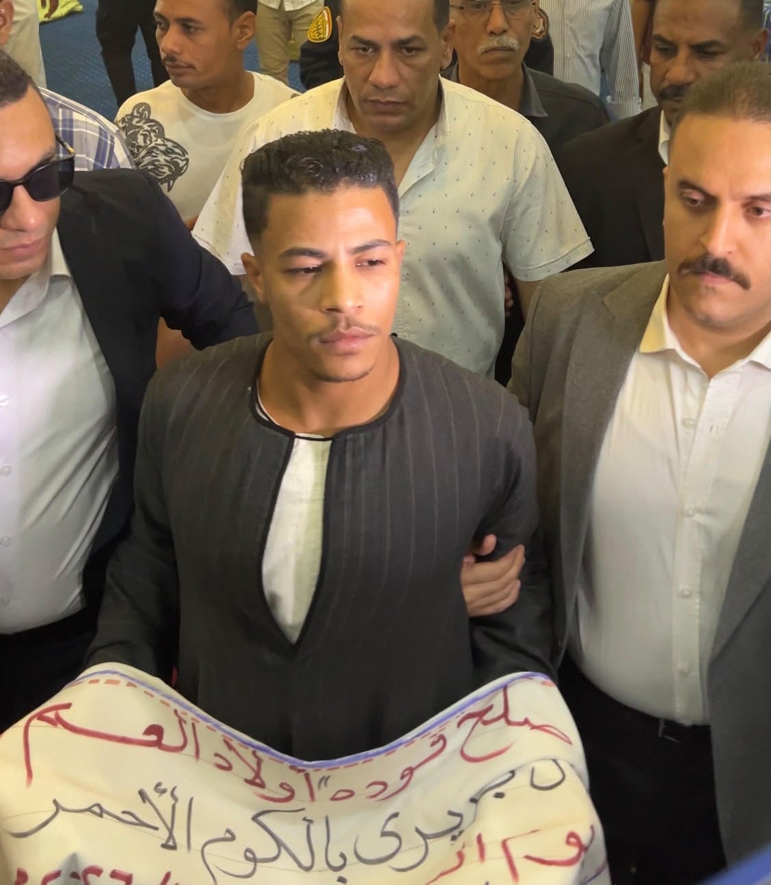 دخول شاب حاملا الكفن لإنهاء خصومة ثأرية بين أبناء عمومة بقنا دخول شاب حاملا الكفن لإنهاء خصومة ثأرية بين أبناء عمومة بقنا