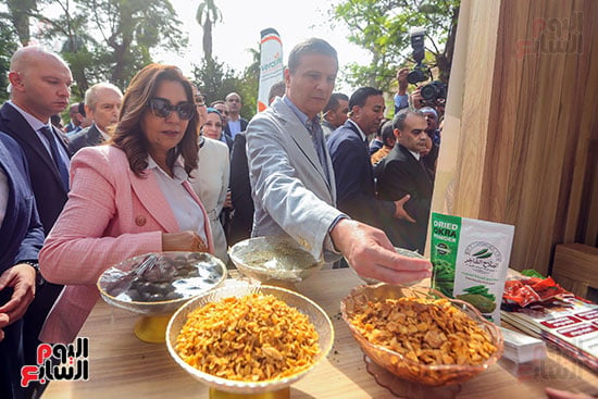 الوزير يتفقد المعروضات