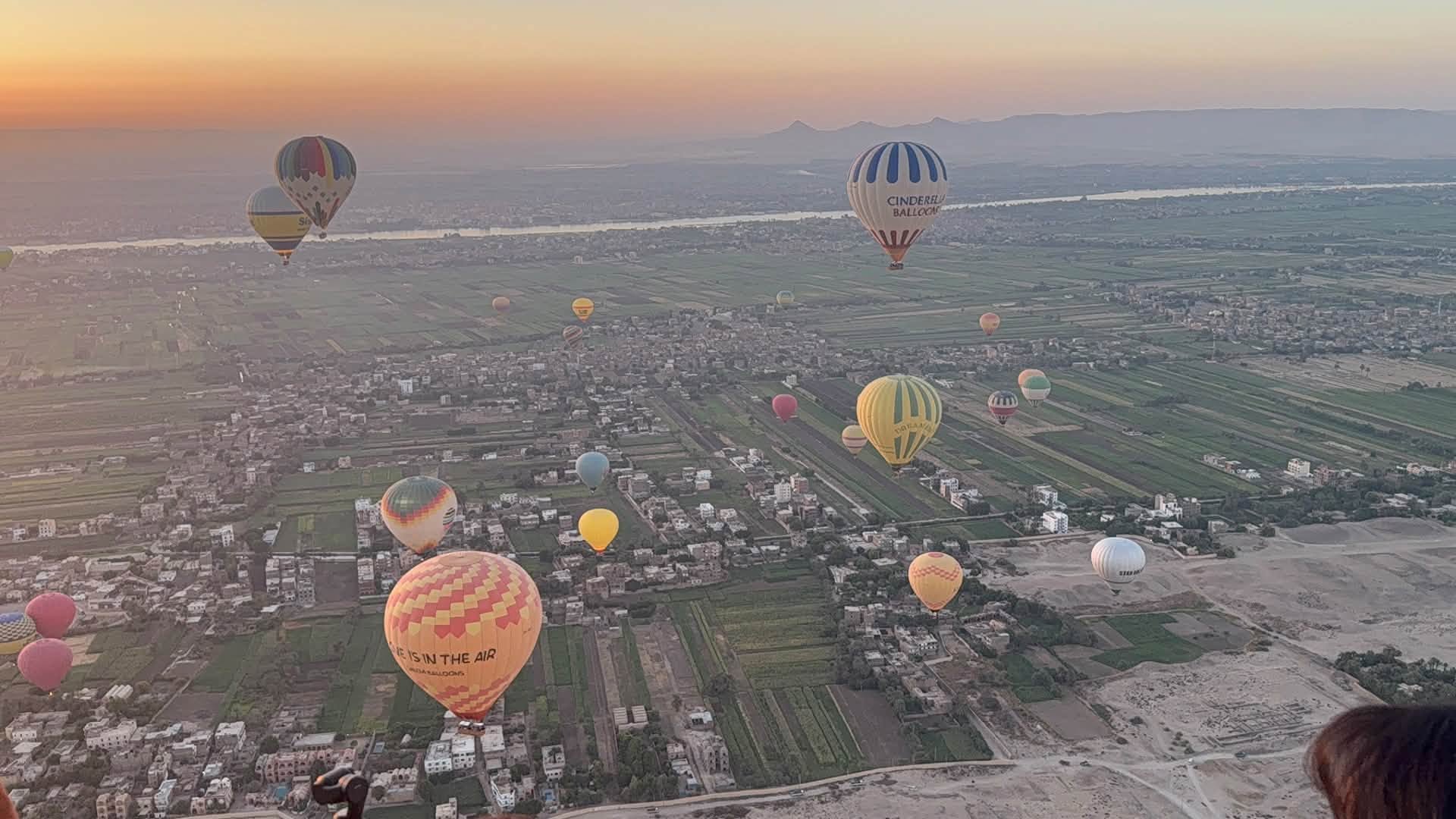 سحر رحلات البالون الطائر فى سماء البر الغربى سحر رحلات البالون الطائر فى سماء البر الغربى