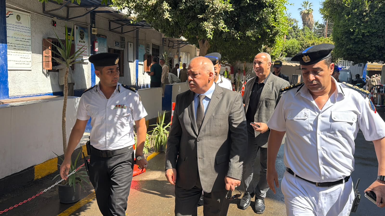 مدير الأمن يتفقد الشباك الواحد بالمرور مدير الأمن يتفقد الشباك الواحد بالمرور