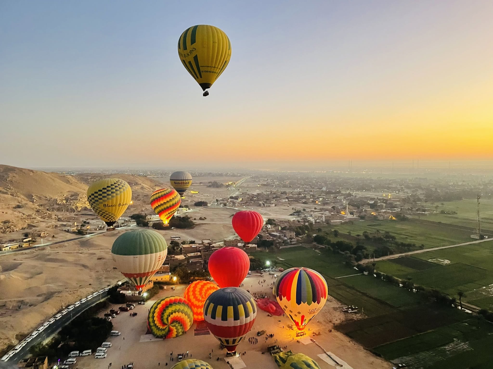 لحظات اقلاع البالون الطائر فى قلب سماء البر الغربى لحظات اقلاع البالون الطائر فى قلب سماء البر الغربى