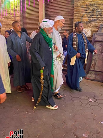 كبار السن يحتفلون بمولد سيدنا الحسين كبار السن يحتفلون بمولد سيدنا الحسين