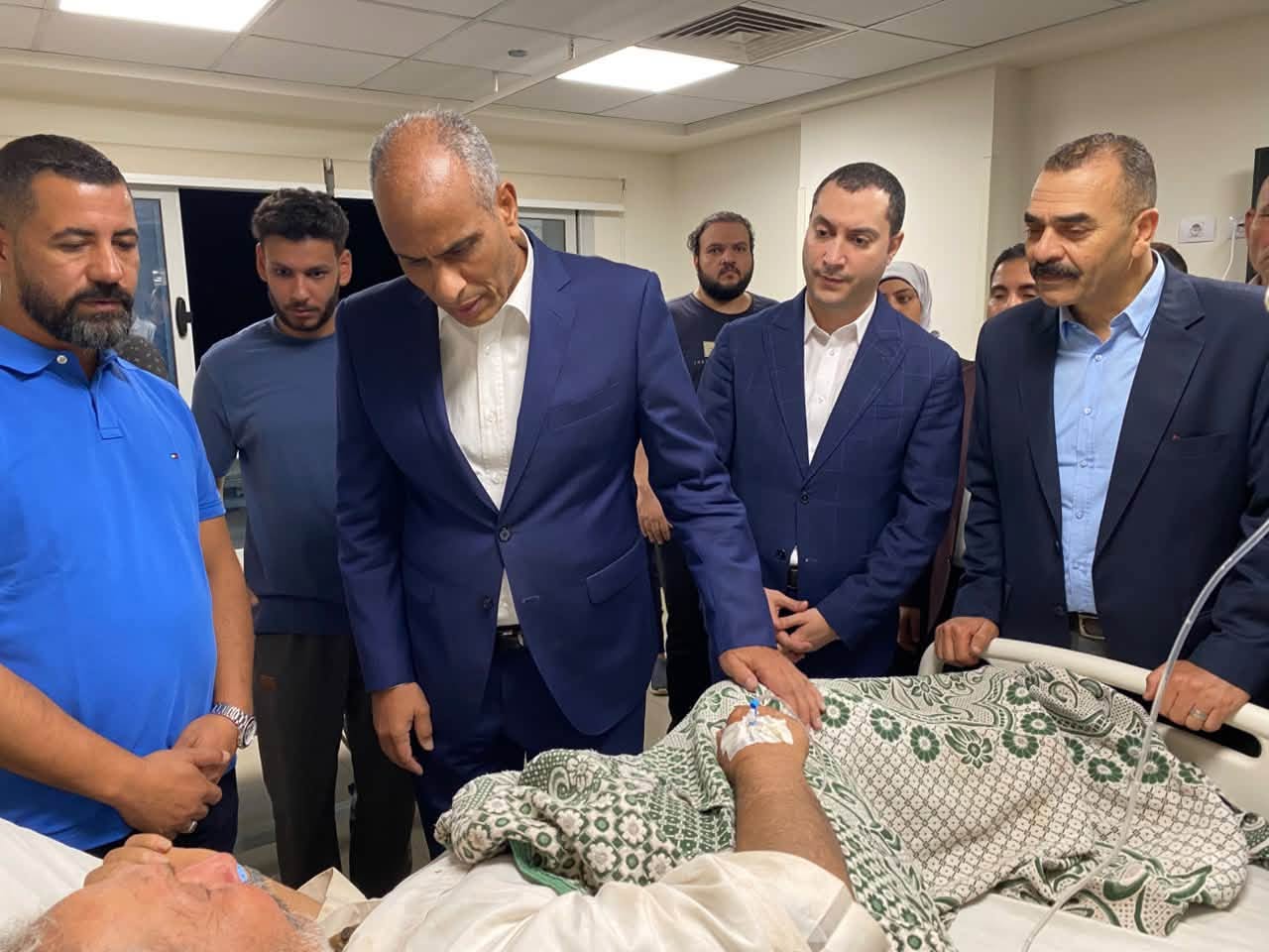 المحافظ يزو المصابين فى المستشفى