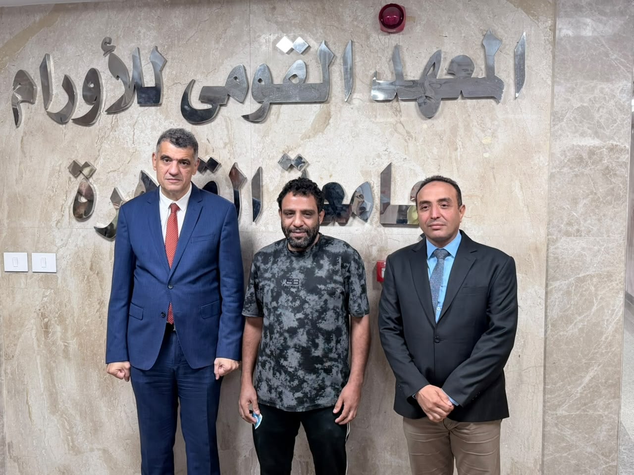 الدكتور محمد عبد المعطى عميد معهد الأورام والدكتور عمرو كمال والمريض