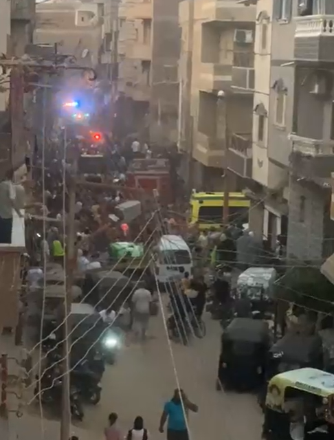 رفع الانقاض من المنزل المنهار