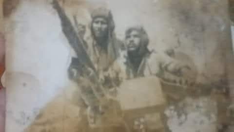 المقاتل أحمد عثمان أعلي الدبابة