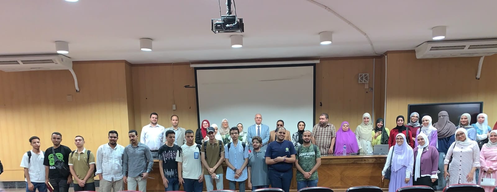 صورة تذكارية للطالاب عقب اللقاء التعريفى