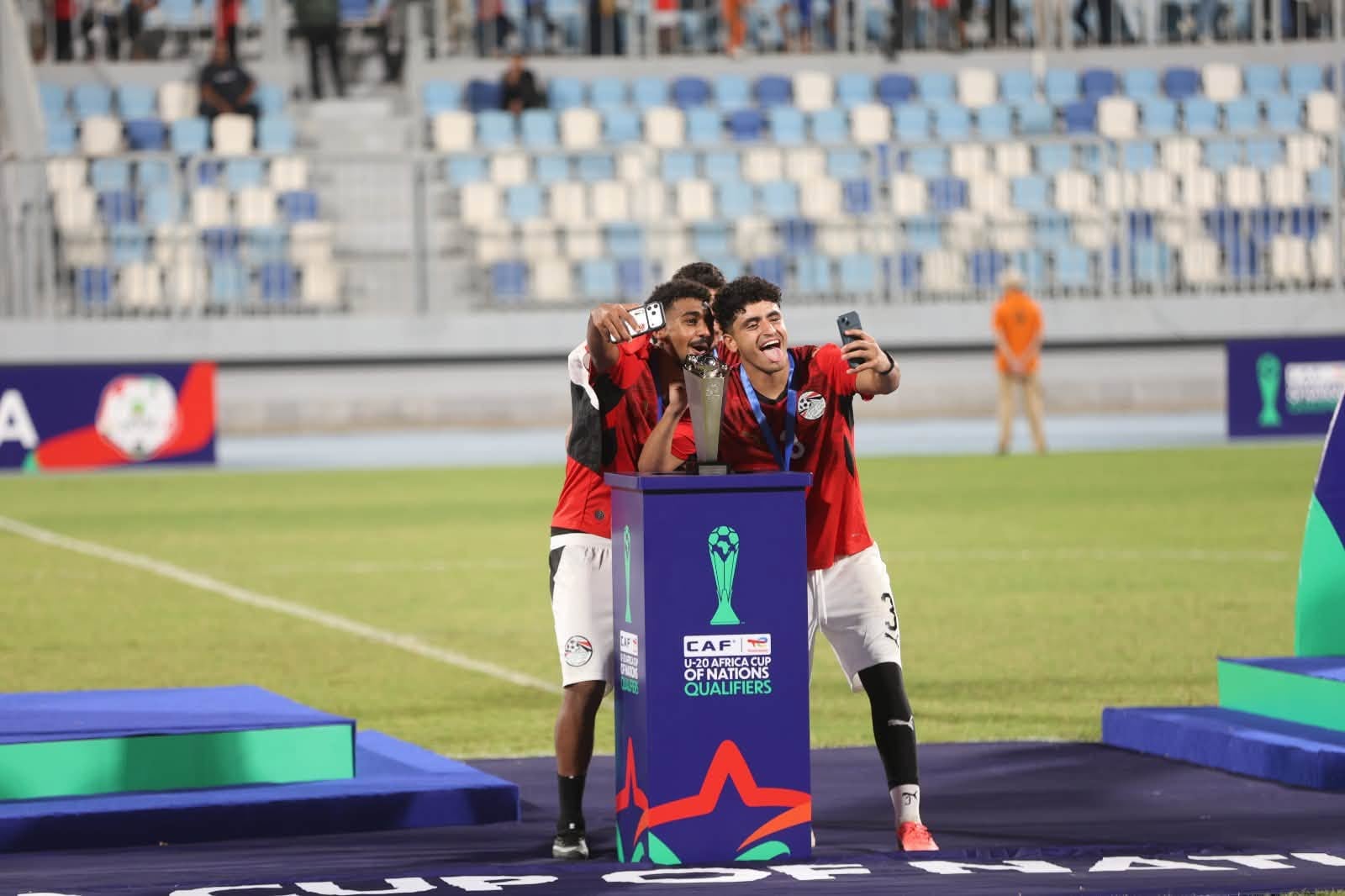 فرحة التتويج واحتفالات منتخب الشبا (2)