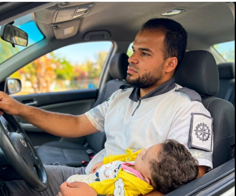 المسعف والرضيعة