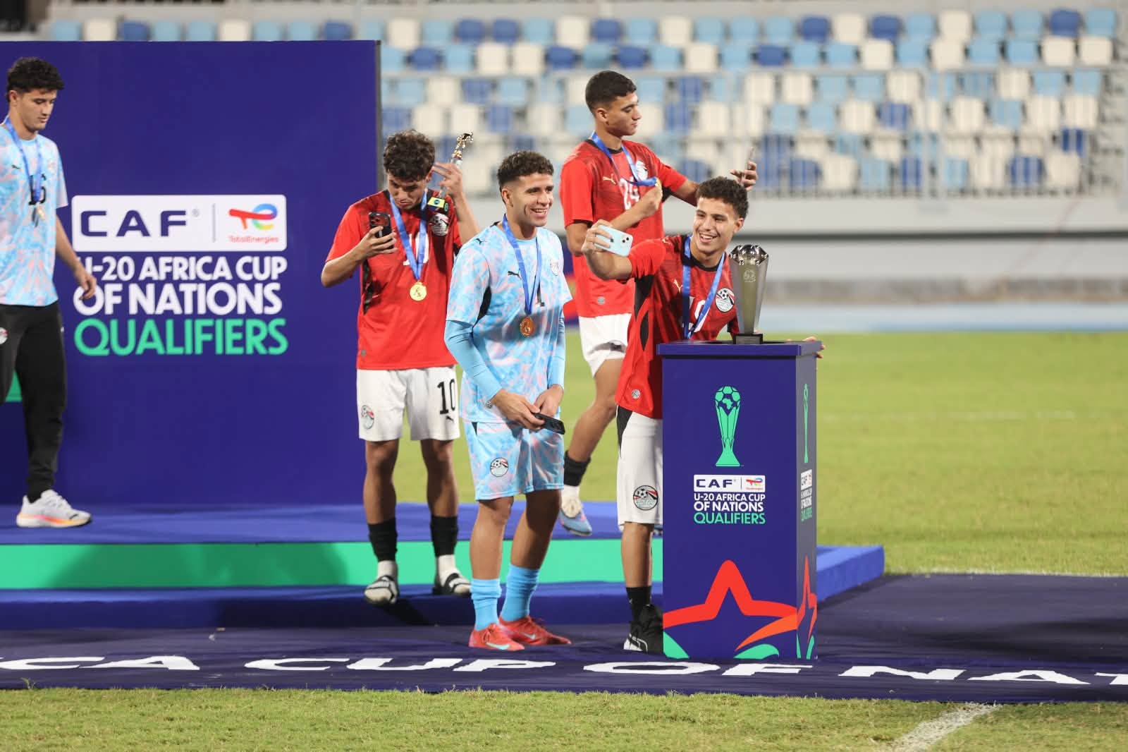 فرحة التتويج واحتفالات منتخب الشبا