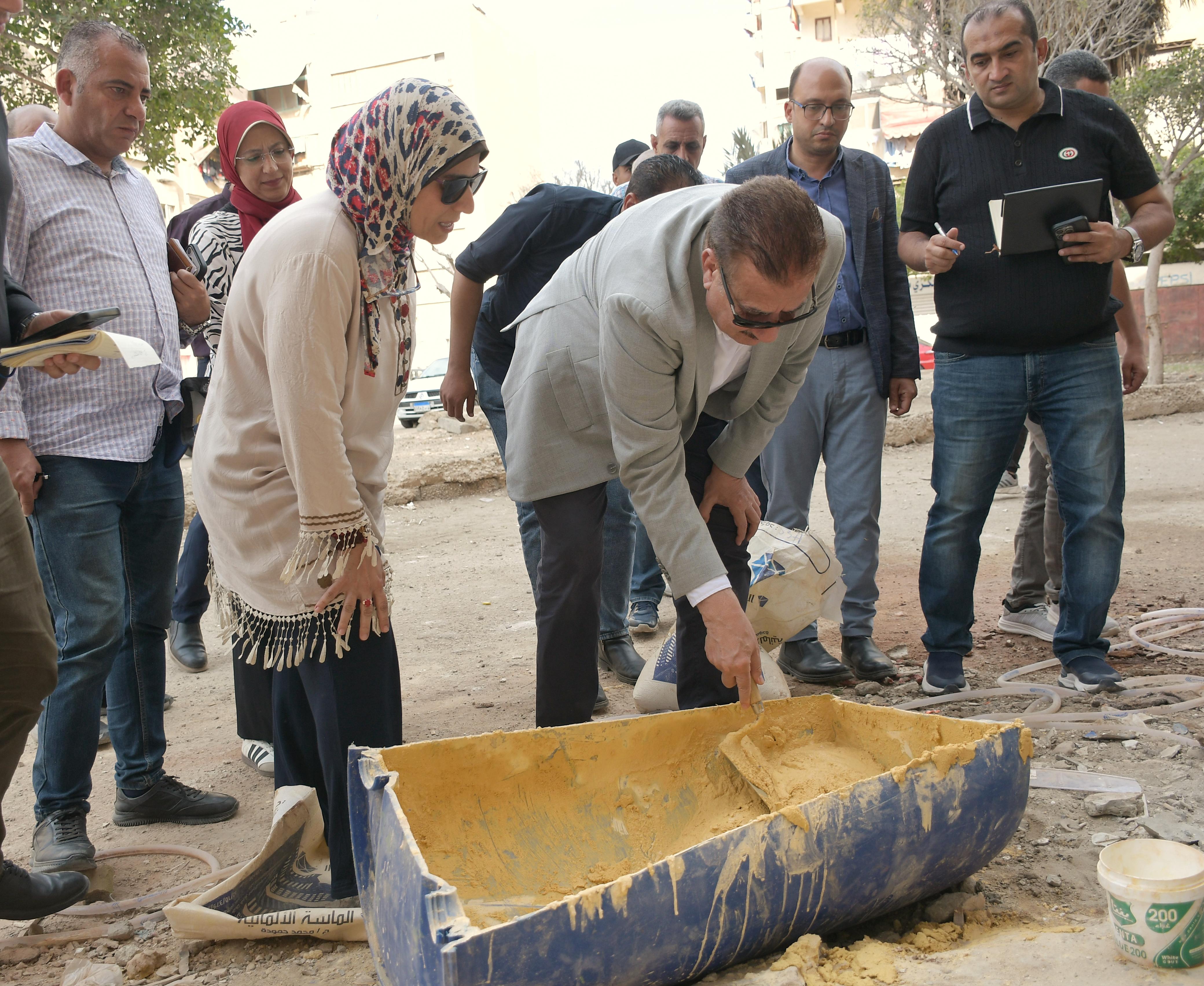 المحافظ يطلع علي المواصفات المحافظ يطلع علي المواصفات