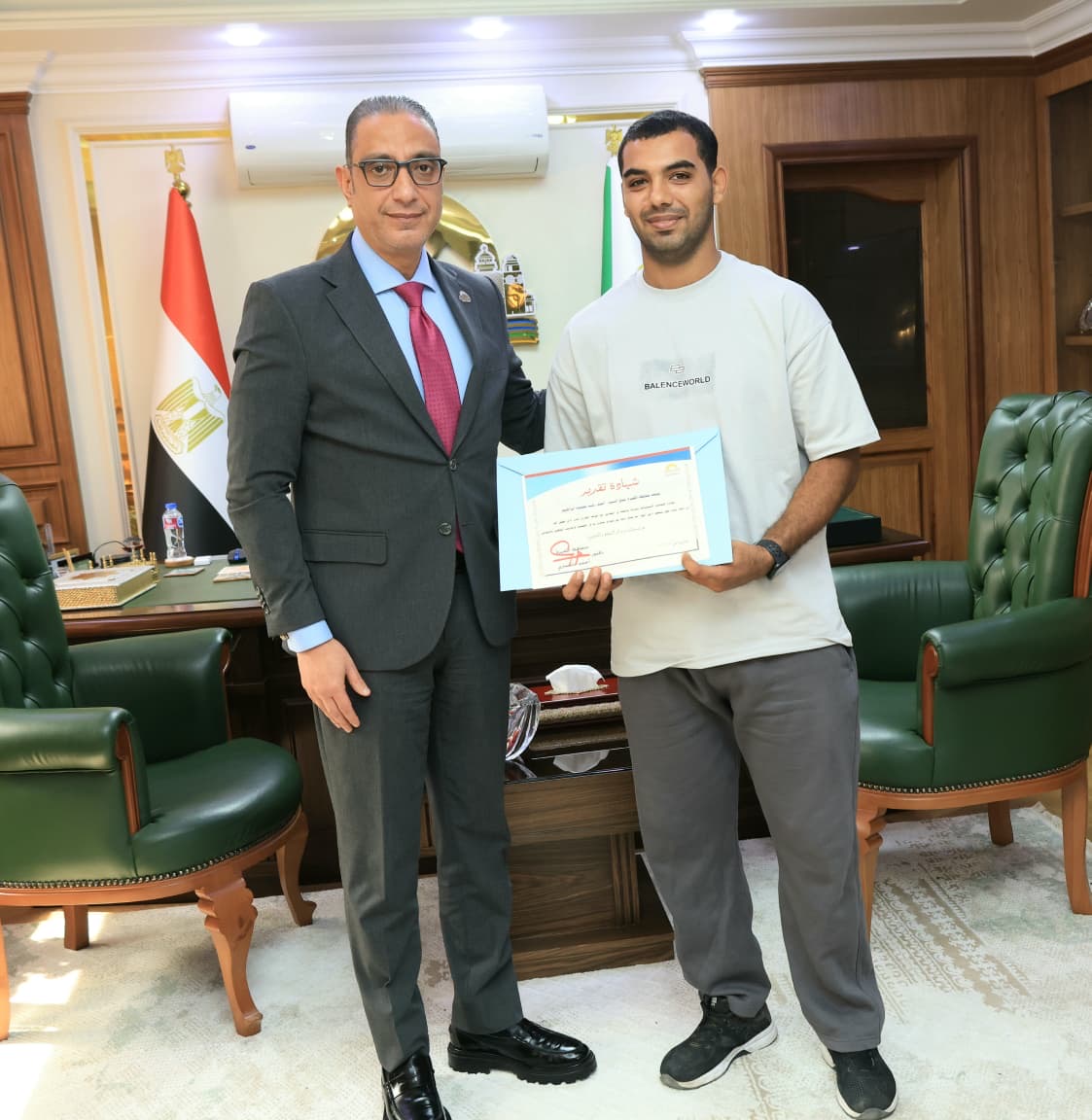 جانب من تكريم منقذ طفل أرض اللواء