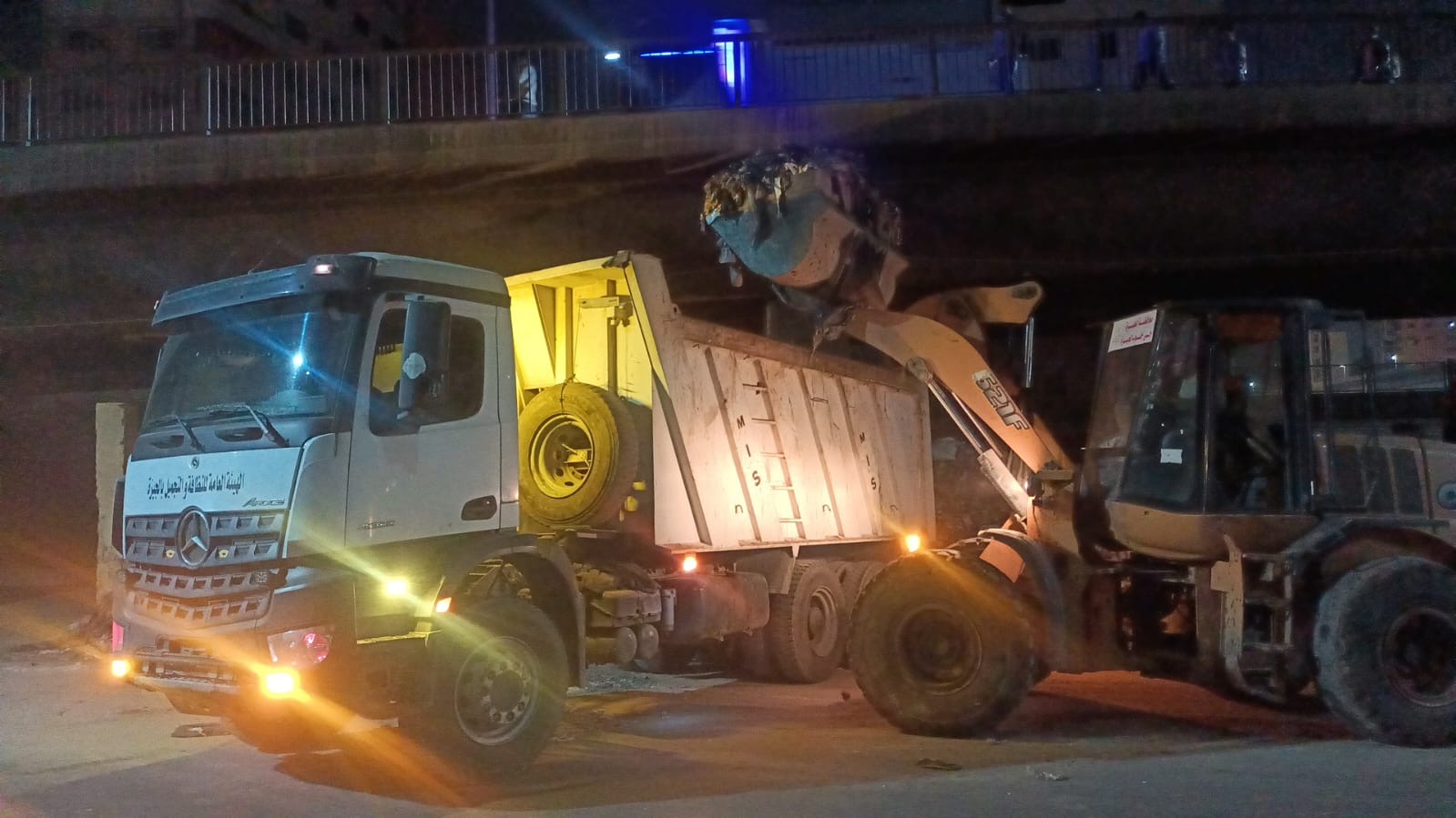 رفع 1500 طن من مخلفات الرتش أسفل دائري المنيب بالجيزة رفع 1500 طن من مخلفات الرتش أسفل دائري المنيب بالجيزة