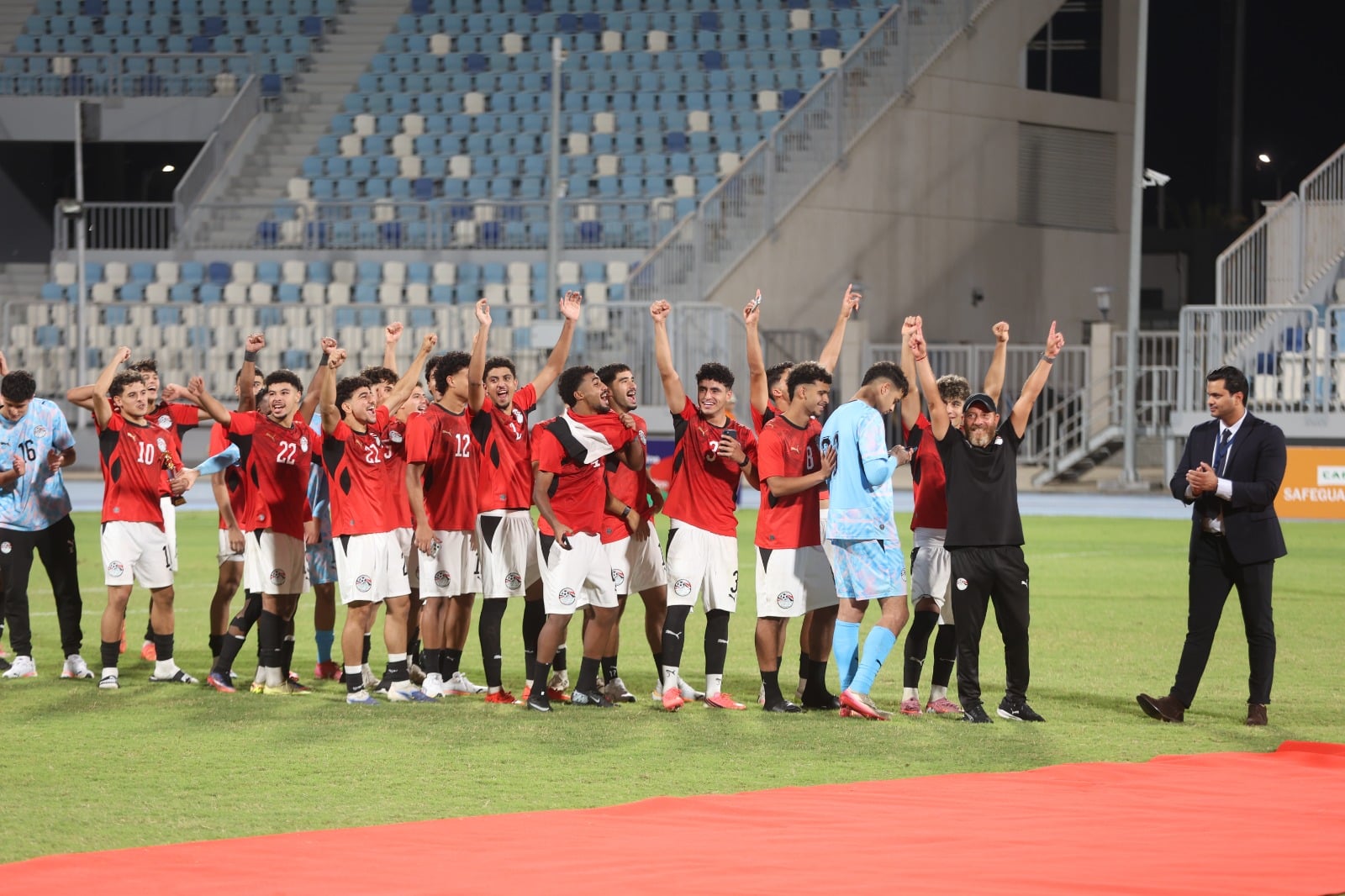 فرحة التتويج واحتفالات منتخب الشبا (3)