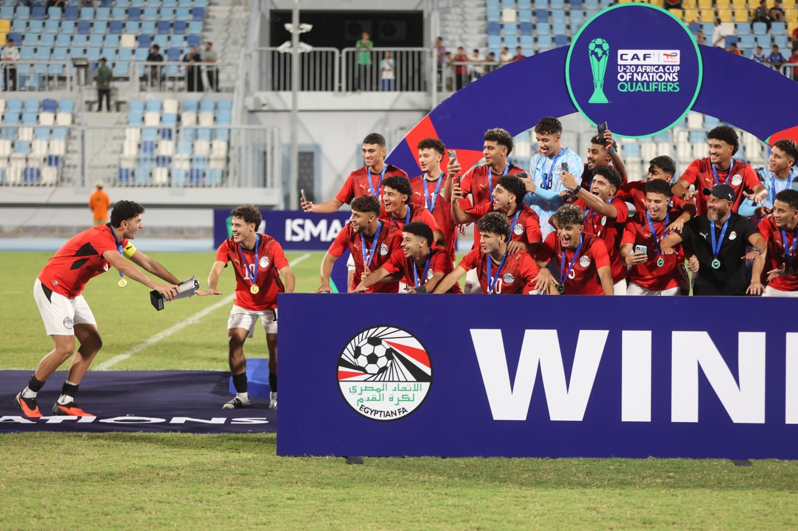 فرحة التتويج واحتفالات منتخب الشبا (1)