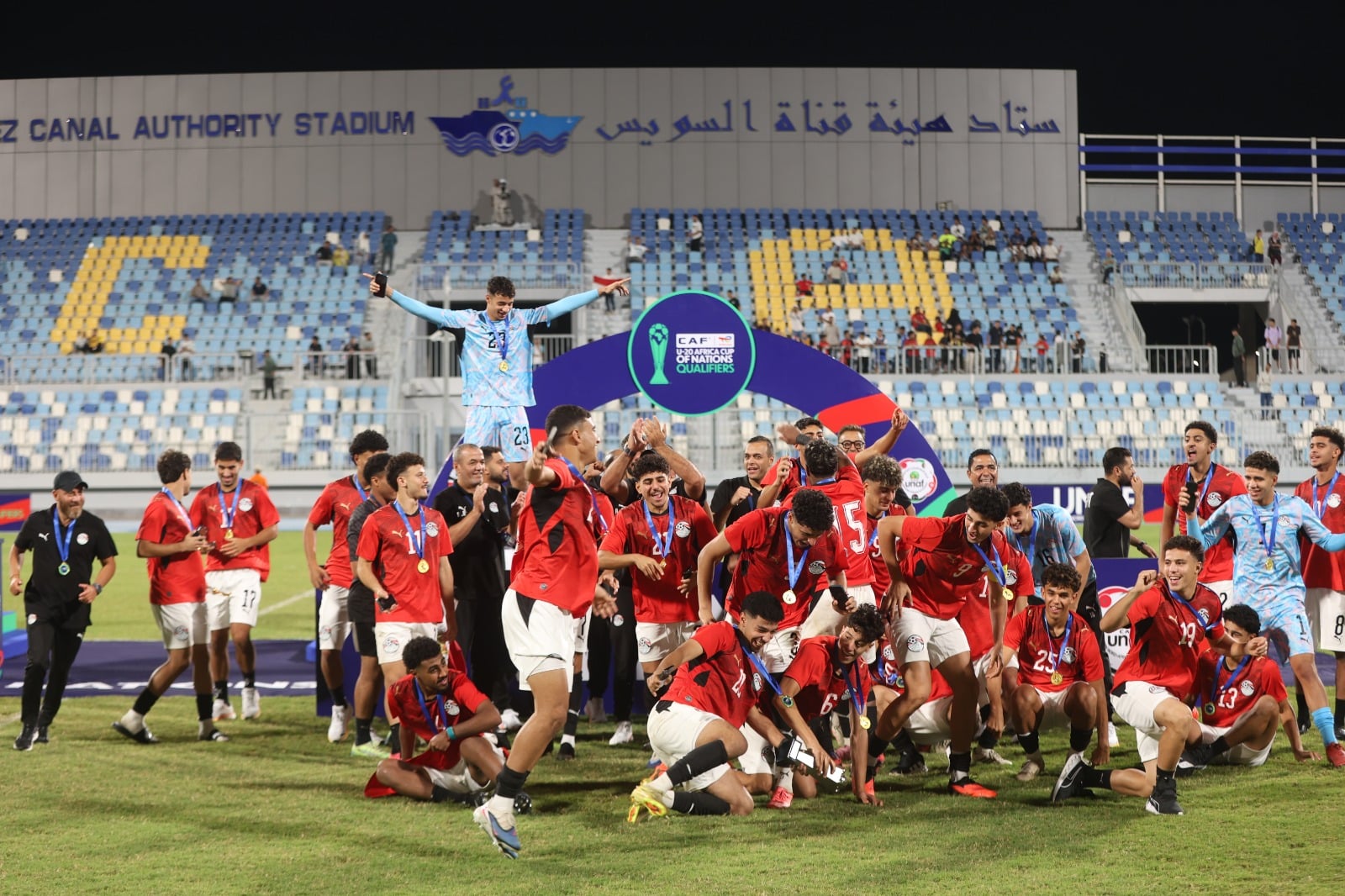 فرحة التتويج واحتفالات منتخب الشبا (5)