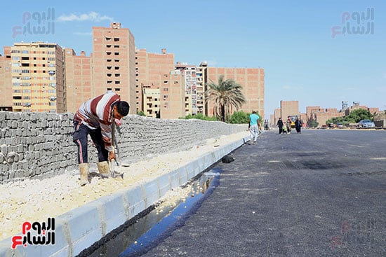 تطوير ورفع كفاءة الأرصفة بمسار المحور الجديد