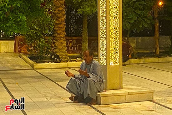 رجل يدعو الله