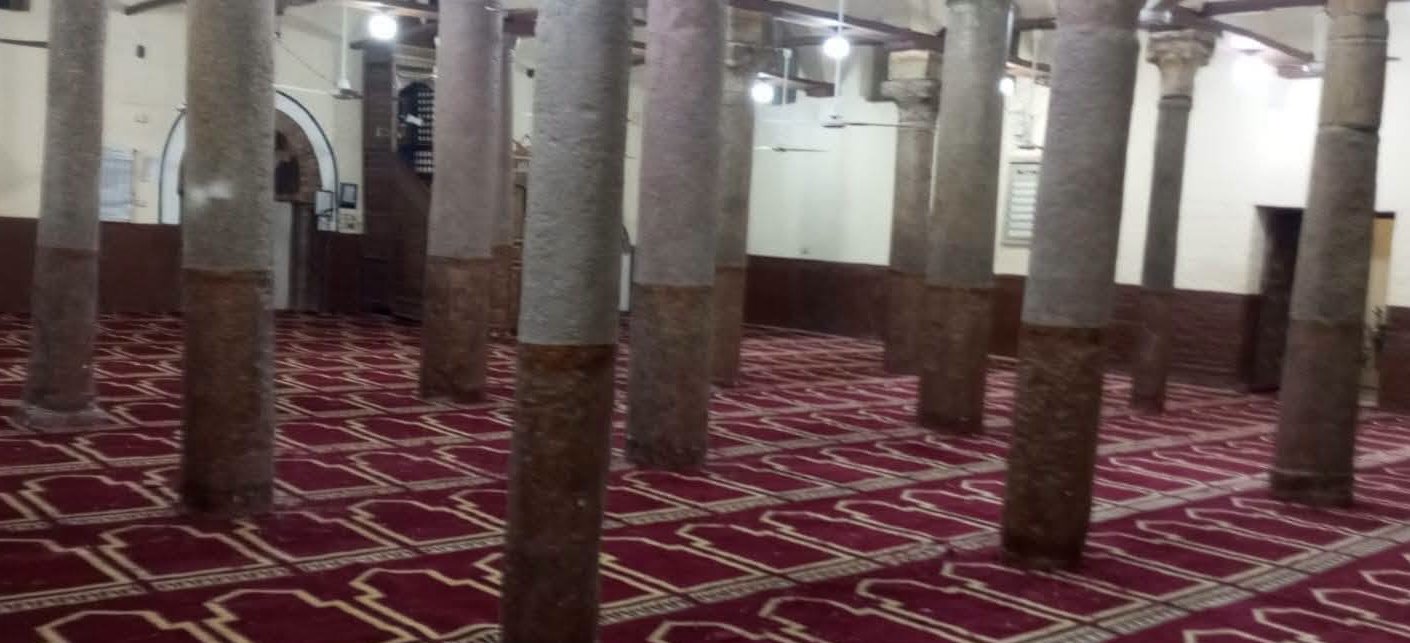جانب من تجديد فرش المسجد العمرى بالطود