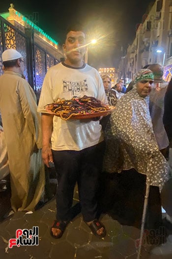 بائع سبح فى الليلة الختامية لمولد سيدنا الحسين