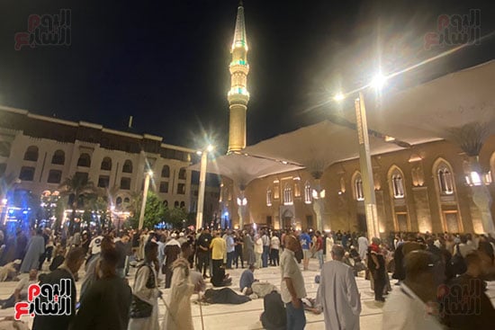 توافد المريديين على المسجد