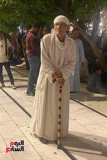 مسن فى الليلة الختامية لمولد سيدنا الحسين