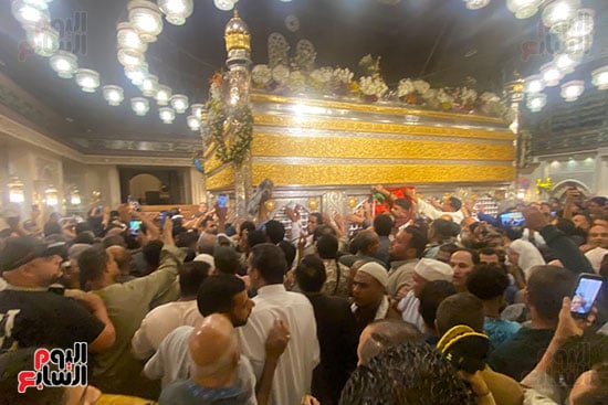 توافد المريديين على مقام الحسين