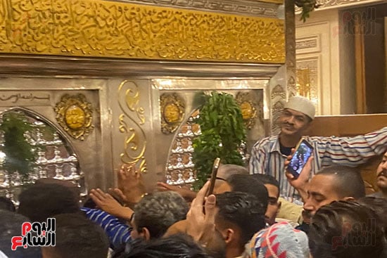 المريديون فى مقام الحسين