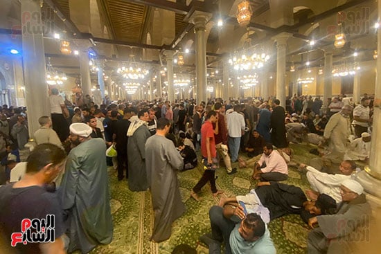 المريدون فى الليلة الختامية لمولد سيدنا الحسين