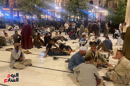جلوس المريديين فى مسجد الحسين