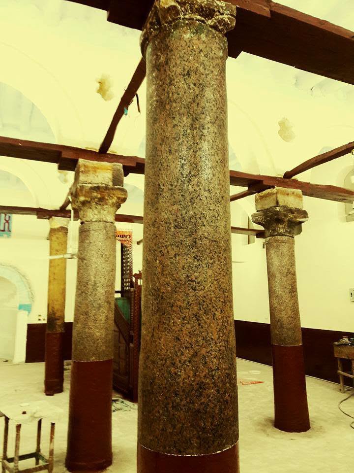أعمدة وجدران المسجد العمرى فى الطود