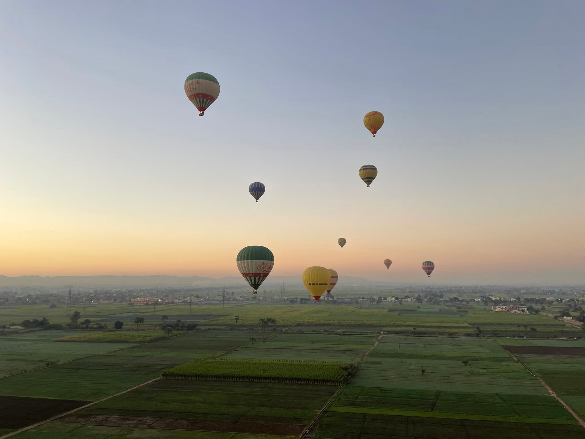 سحر تحليق رحلات البالون الطائر فى البر الغربي