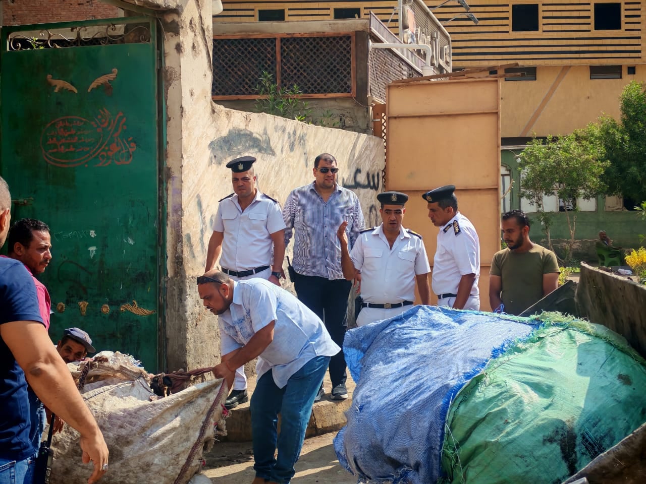 جانب من حملة إزالة أماكن فرز المخلفات ببشتيل جانب من حملة إزالة أماكن فرز المخلفات ببشتيل