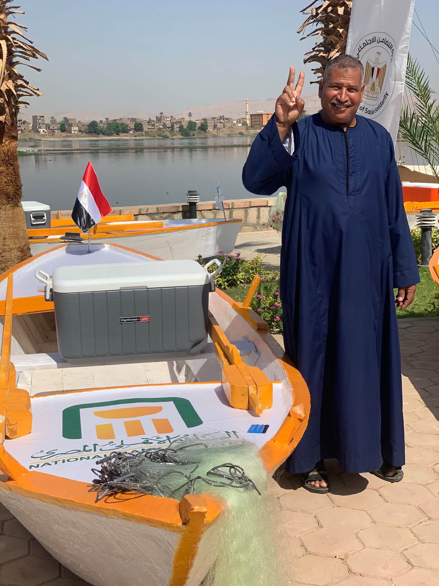 فرحة أحد الصيادين بتسلم المركب الجديد