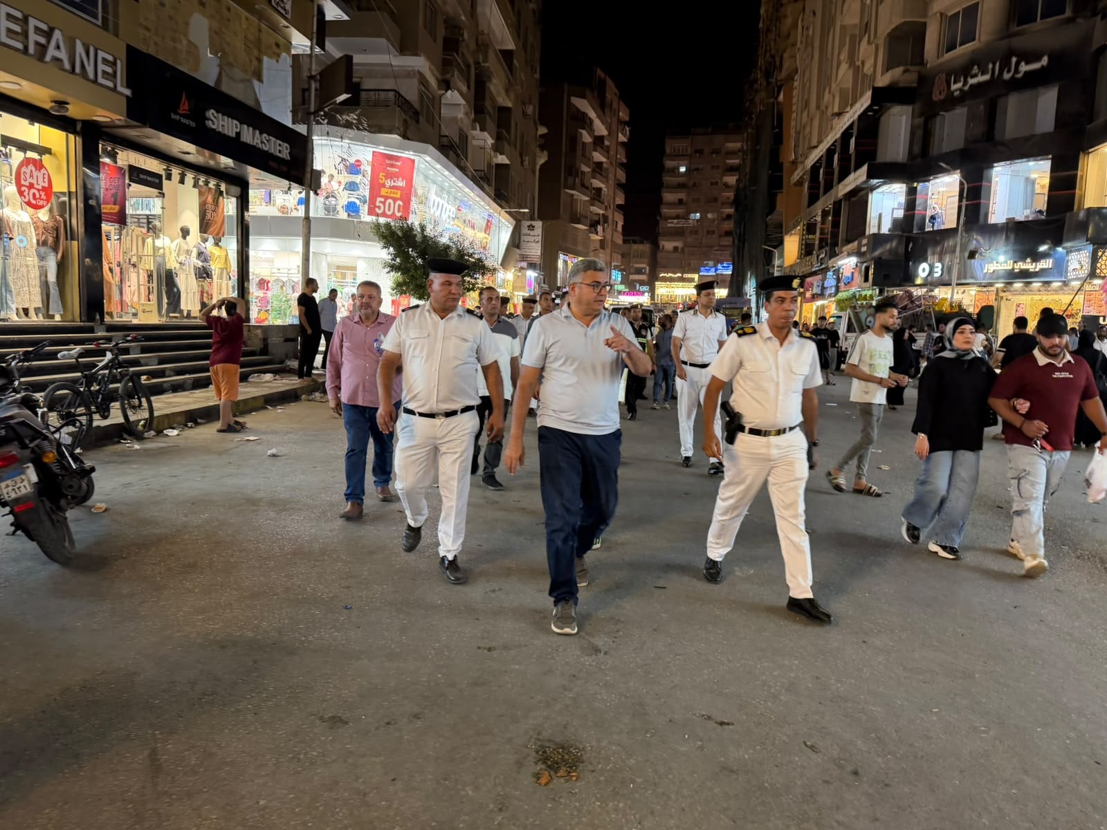 تشميع المحلات المخالفة في حملة بشارع العريش تشميع المحلات المخالفة في حملة بشارع العريش
