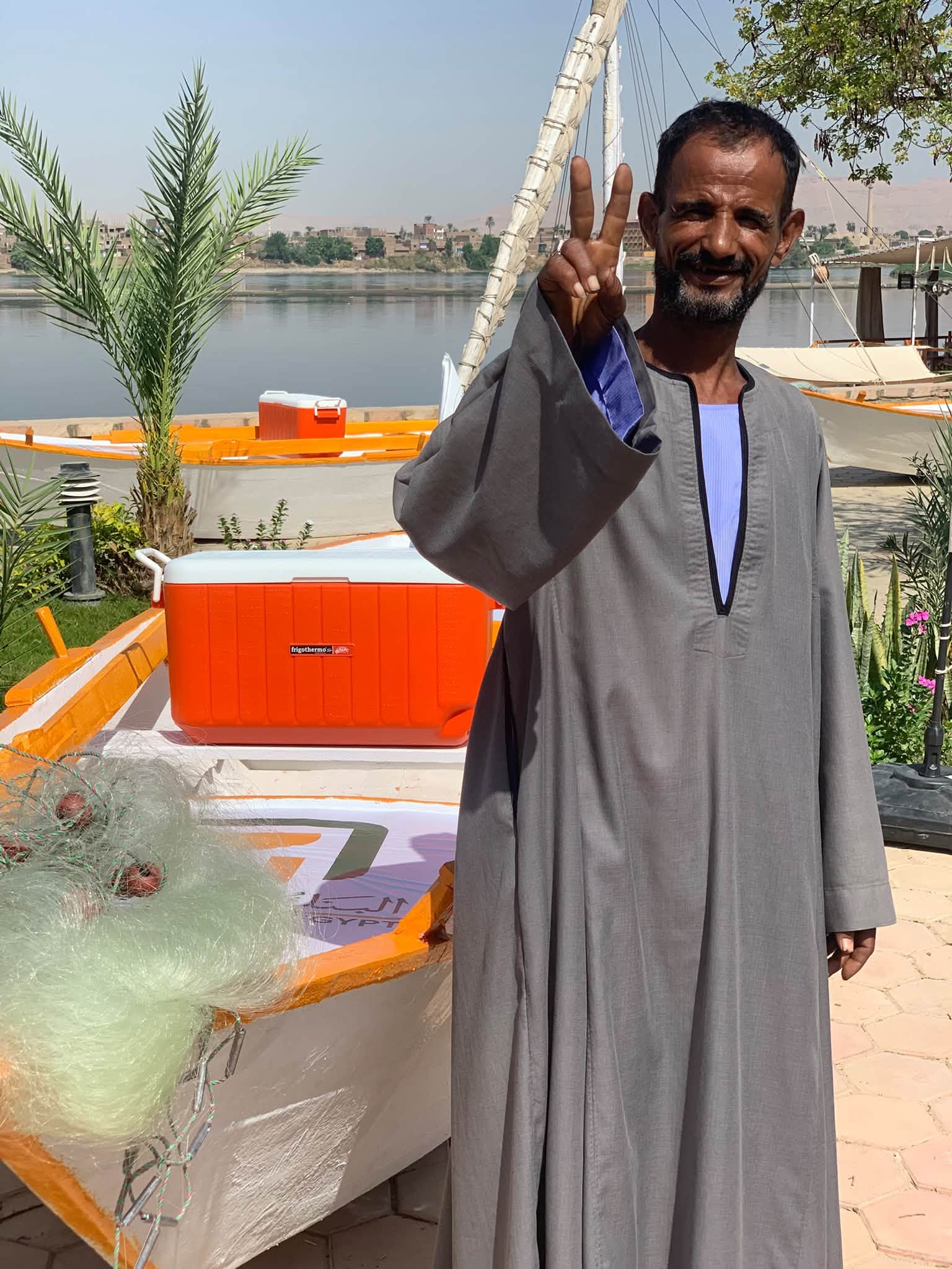 علامة السعادة من صياد بعد تسلم المركب الجديد