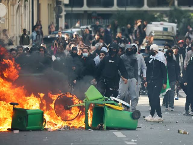 احتجاجات عنيفة فى فرنسا