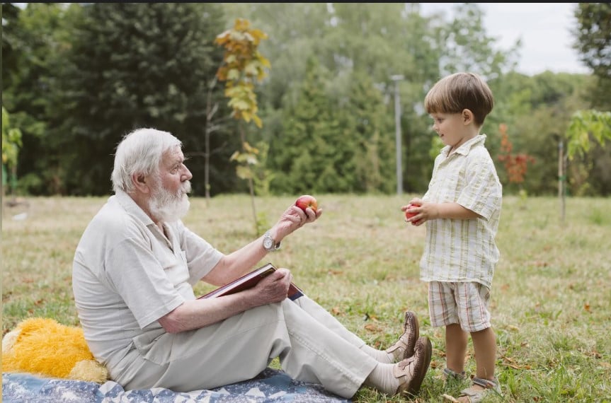 جد يتنزه مع حفيده