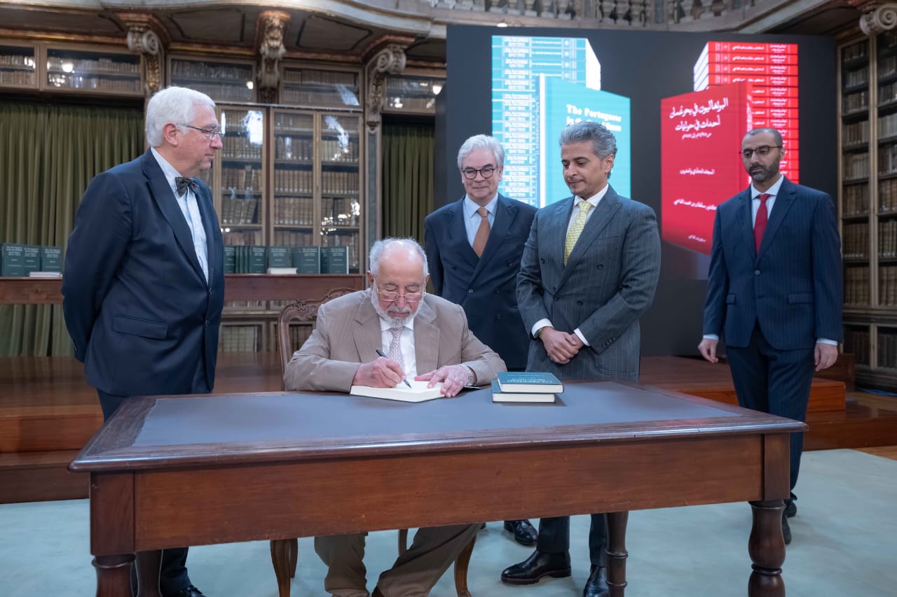 حاكم الشارقة يطلق النسخة البرتغالية من البرتغاليون في بحر عُمان