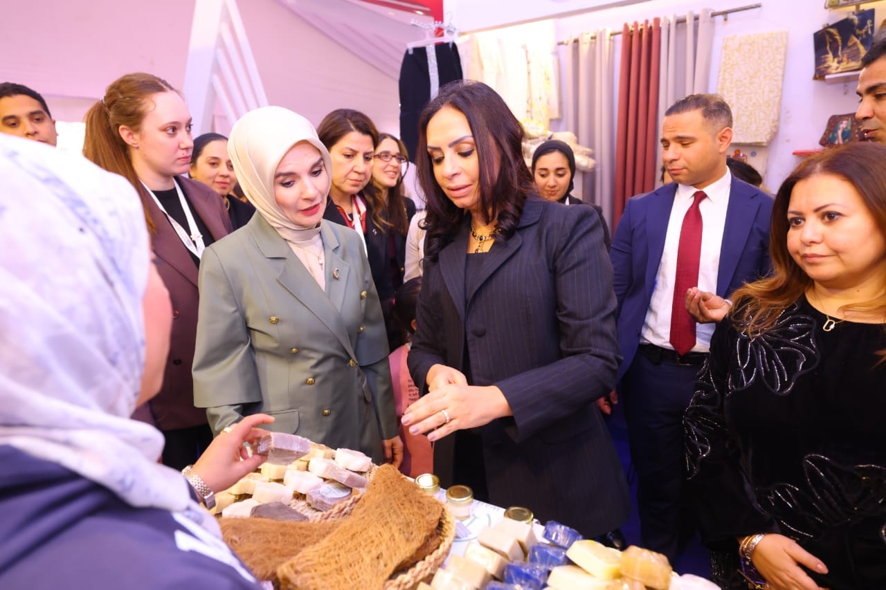 جانب من تفقد معرض ديارنا للحرف اليدوية والتراثية